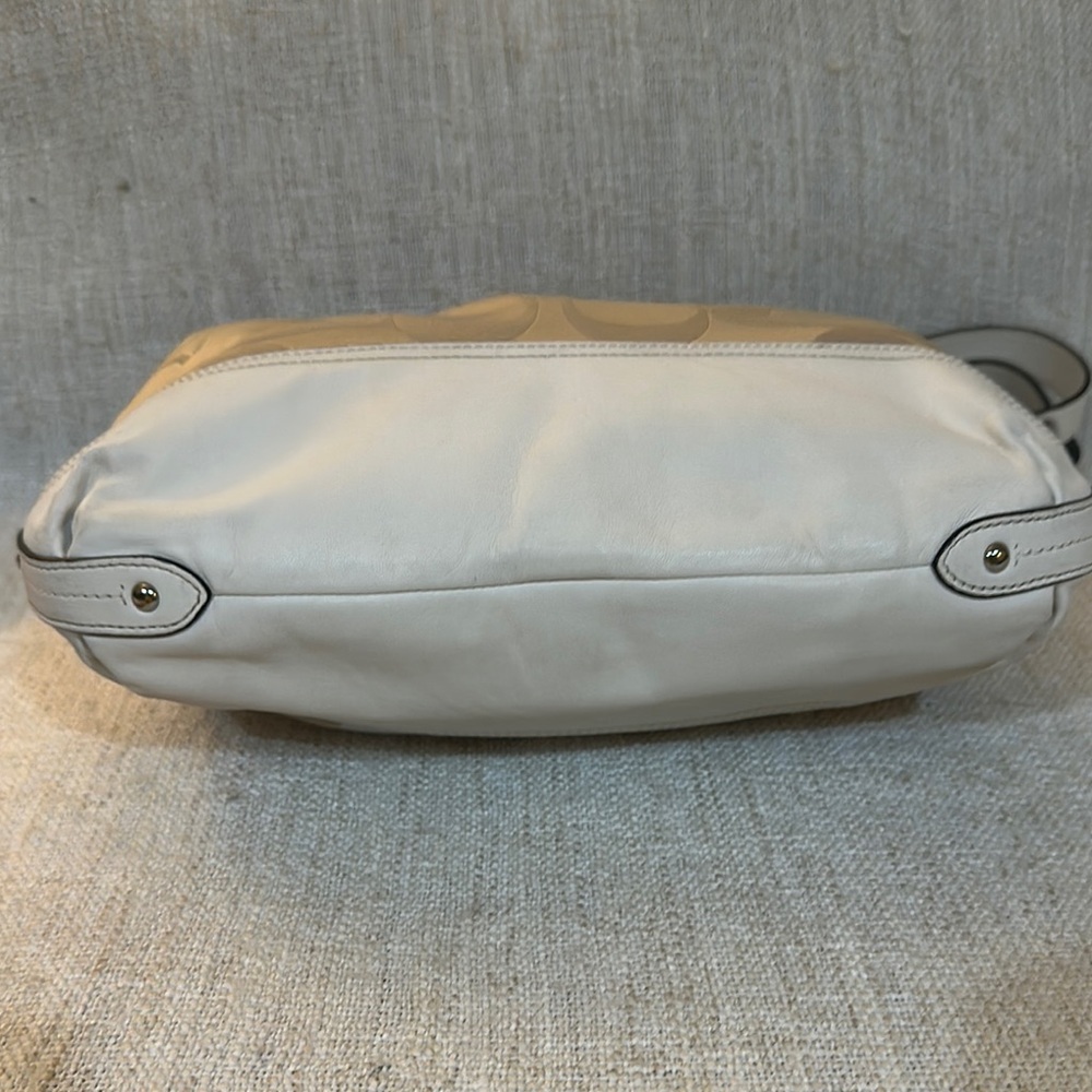 Coach Bag. (PRICE IS FIRM) - Picture 7 of 13